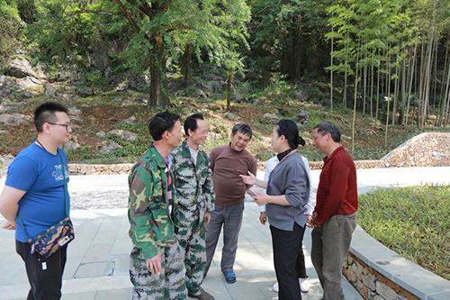 贴心服务暖人心  村民点赞送锦旗
